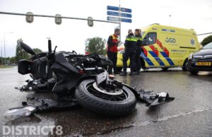 Motorrijdster gewond na aanrijding met busje N14 Leidschendam