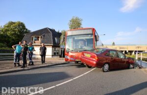Automobilist gewond na aanrijding met lijnbus Delfgauwseweg Delft