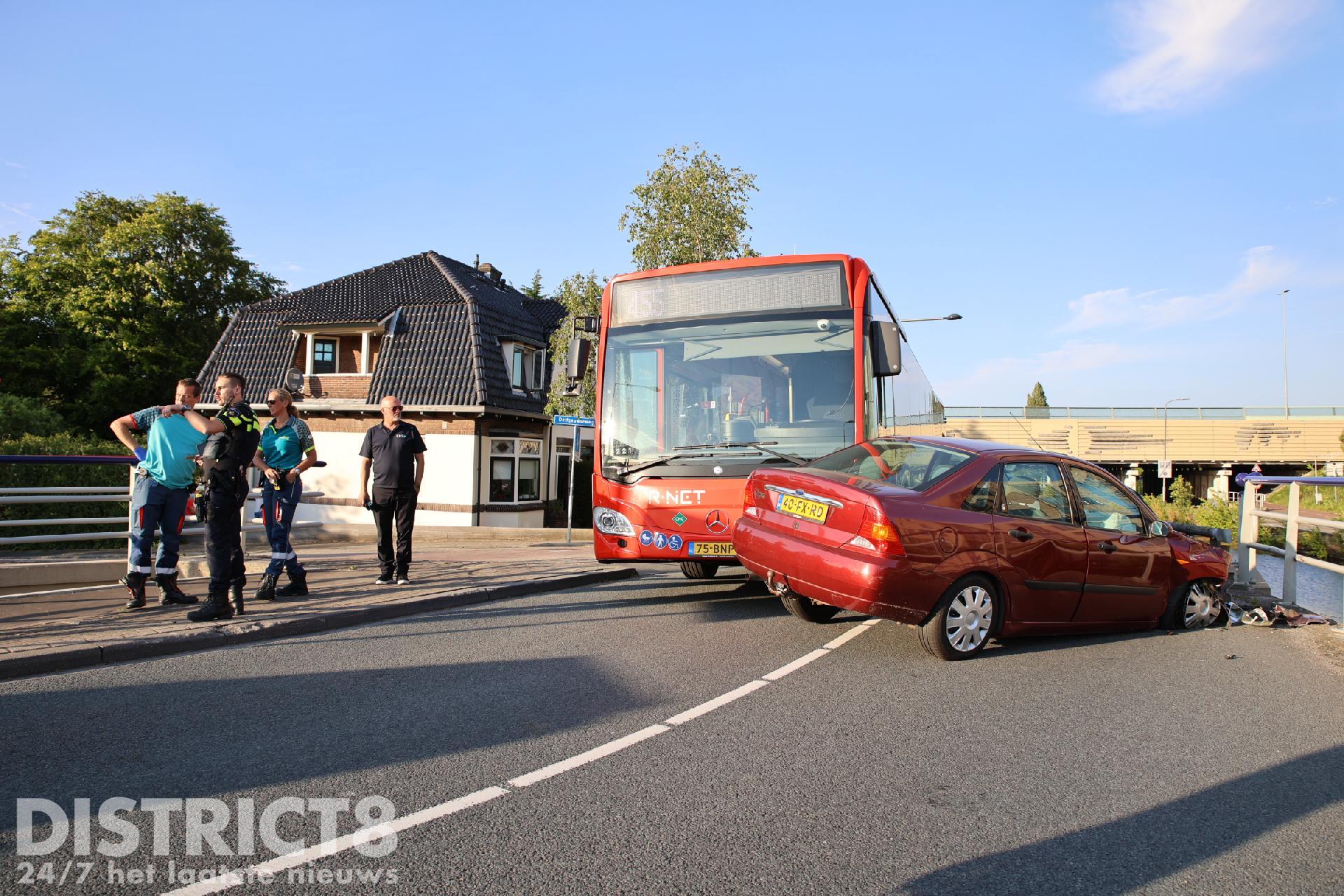 Automobilist gewond na botsing met bus Delfgauwseweg Delft