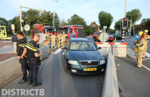 Automobilist ramt betonblok; twee gewonden Binckhorstlaan Den Haag