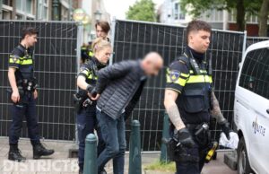 Politie doet inval bij cafe Charisma en woning Witte de Withstraat Den Haag