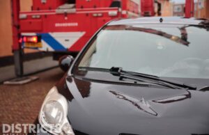Vallende dakpan zorgt voor schade aan auto Windasstraat Den Haag