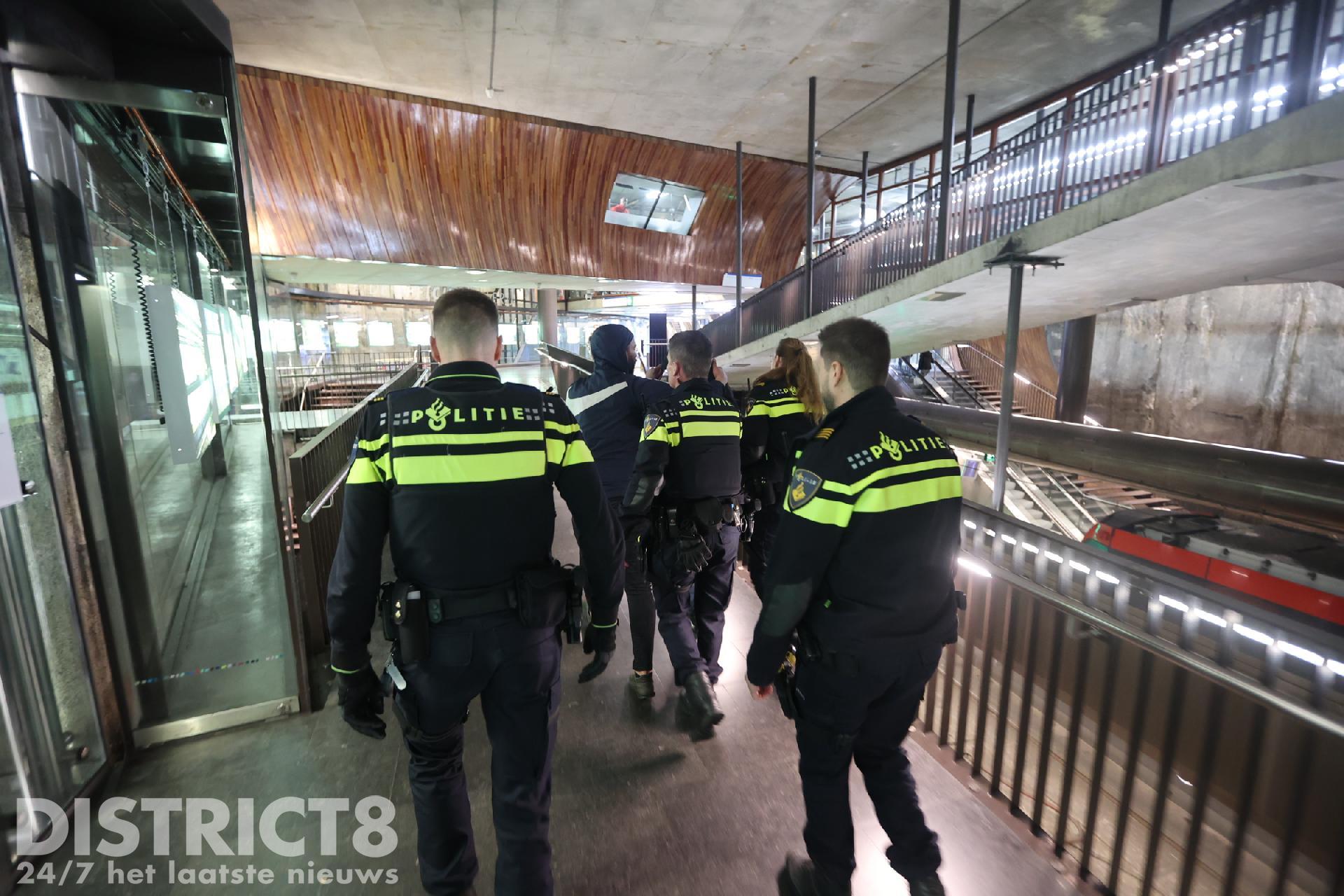 Verwarde man met verzet aangehouden op het Spui in Den Haag