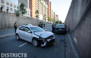 Ravage en gewonde na aanrijding tussen drie auto’s Neherkade Den Haag