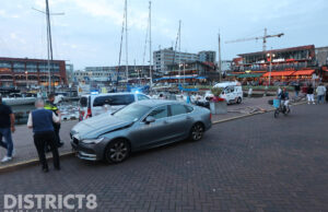 Flinke ravage na eenzijdig ongeluk door uitwijkmanoeuvre Dr Lelykade Den Haag