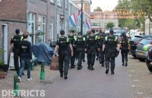 Politieagenten in kogelwerende vesten vallen woning binnen Burgemeester Jansenstraat Den Haag