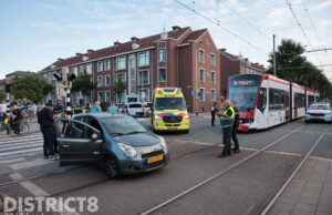 Automobiliste gewond en flinke schade bij aanrijding met tram Melis Stokelaan Den Haag