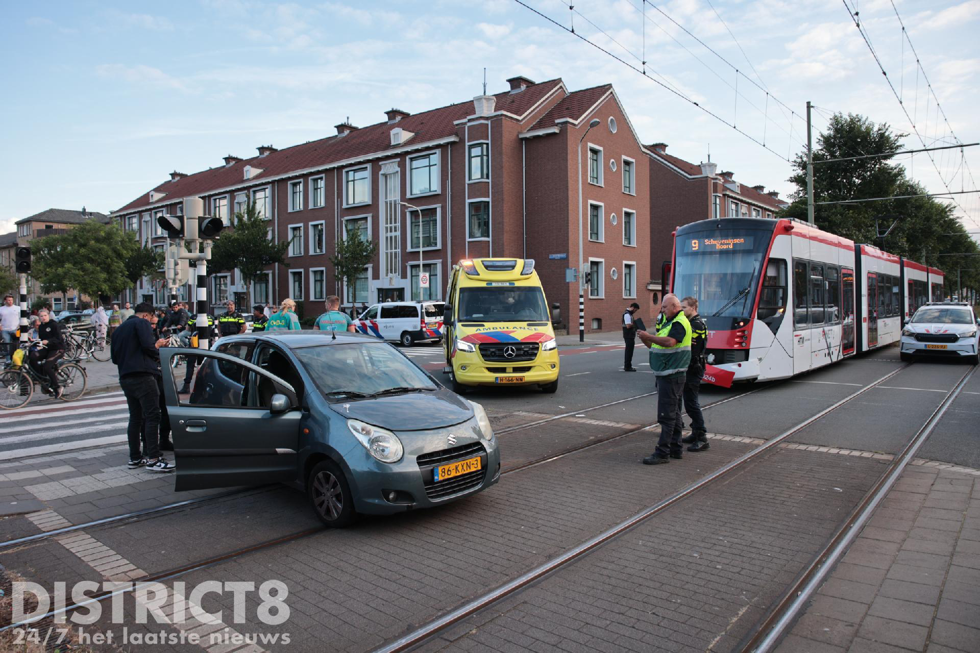 Automobilist gewond en grote schade bij aanrijding met tram Melis Stokelaan Den Haag