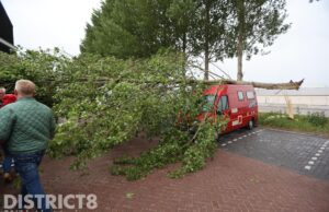 Flinke boom belandt op geparkeerde camper Gerard Doustraat Zoetermeer