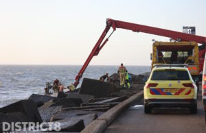 Grote reddingsactie wegens meerdere zwemmers in problemen Zuidelijk Havenhoofd Scheveningen