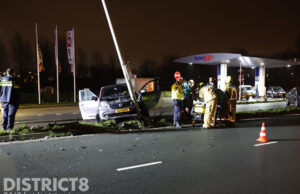 Auto botst tegen lichtmast; twee gewonden Prinses Beatrixlaan Delft