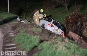 Auto vliegt uit de bocht en belandt in sloot Zouteveenseweg Schipluiden