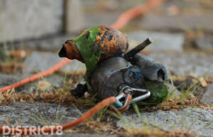 Magneetvisser haalt oude handgranaat uit het water Groenewegje Den Haag