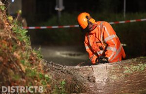 Flinke boom valt over fietspad en tegen kerkgebouw door storm ‘Henk’ Laan te Blotinghe Rijswijk