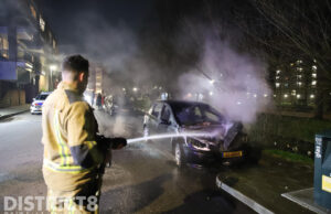Geparkeerde auto in brand gestoken Mari Andriessenerf Den Haag