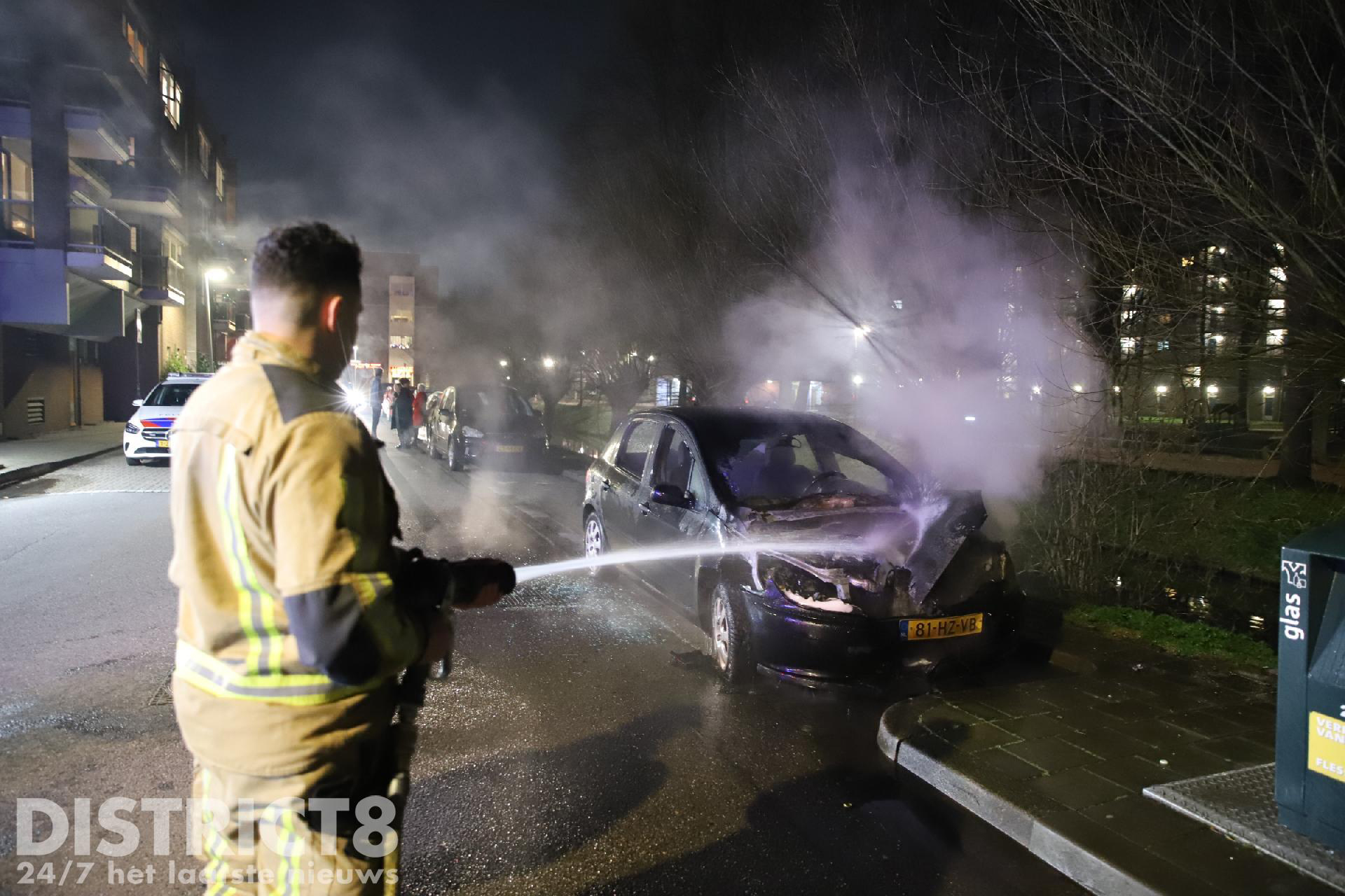 Geparkeerde auto in brand gestoken Mari Andriessenerf Den Haag