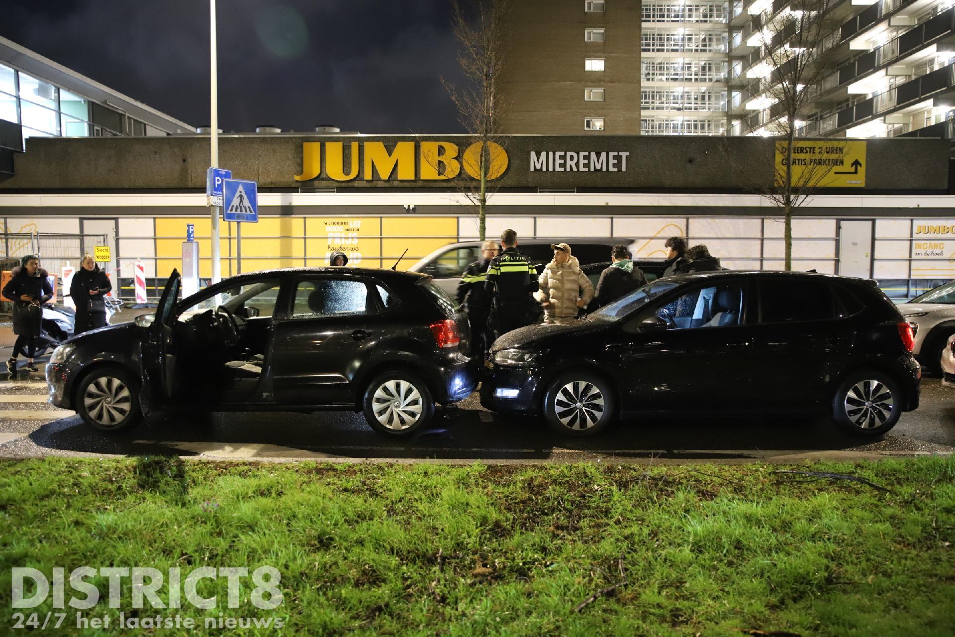 Voedselbezorger gewond geraakt bij kop-staartbotsing op de Volendamlaan in Den Haag