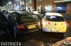 Auto glijdt tegen geparkeerde autos aan door gladheid Herman Costerstraat Den Haag