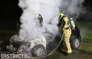 Geparkeerde auto gaat in vlammen op Henk van Riessenlaan Delft