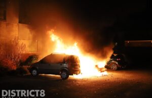 Brandweer blust vlammenzee bij in brand gestoken auto Sadatweg Delft
