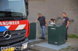 Buurtbewoner doet bluspoging bij brand in ondergrondse container Emmenstraat Den Haag