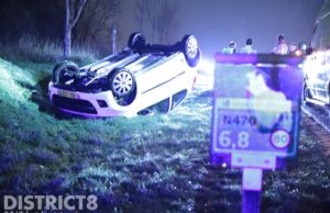 Auto komt op zijn kop terecht door ernstige gladheid N470 Strikledeweg Delfgauw