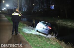 Automobilist raakt met auto te water Molenwetering Rijswijk