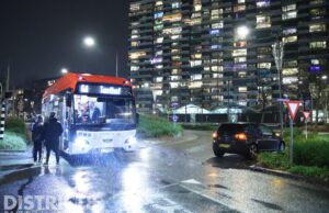 Gewonde bij aanrijding tussen stadsbus en auto Delflandplein Delft