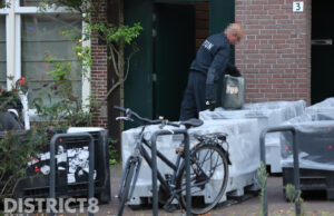 Politie onderzoekt schuur vol jerrycans in Delfts centrum Dertienhuizen Delft