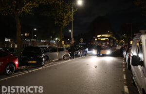 Automobilist knalt tegen geparkeerde auto’s en lijnbus Vrederustlaan Den Haag