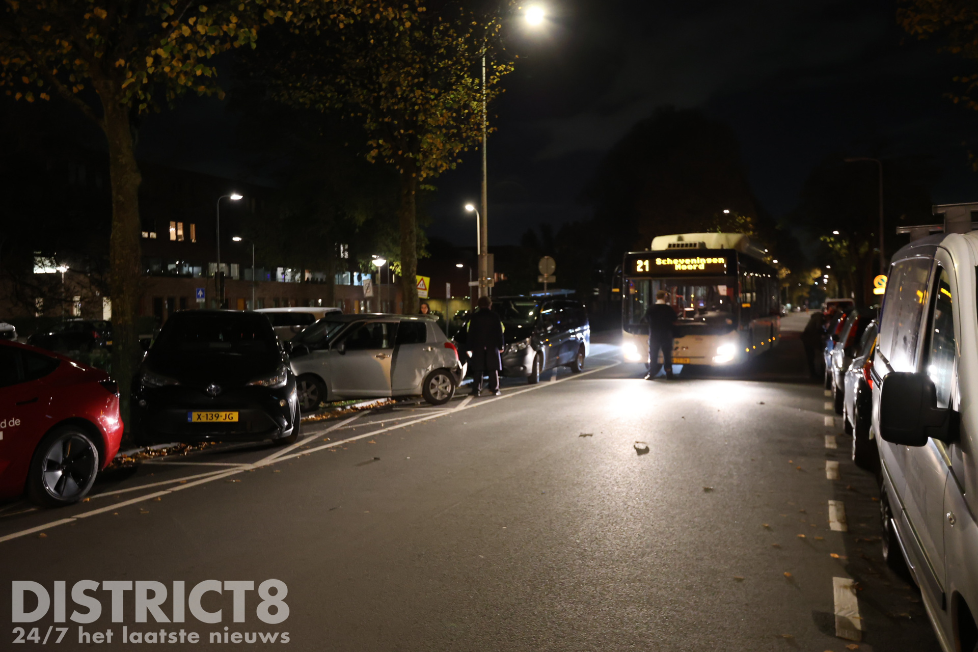 Automobilist botst tegen geparkeerde auto’s en bus aan de Vrederustlaan in Den Haag