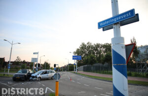Veel schade na aanrijding tussen twee auto’s Wateringsevest Delft