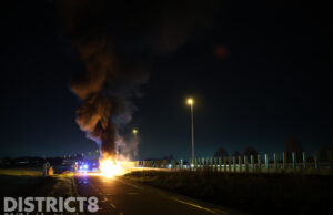 Brandweer blust autobrand naast snelweg A13 Rijksstraatweg Delft