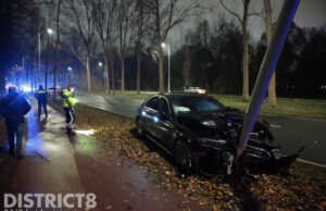 Personenauto ramt lichtmast Lozerlaan Den Haag
