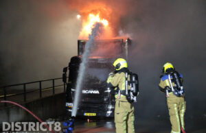 Brandweer heeft veel moeite met grote vrachtwagenbrand Zwethlaan Honselersdijk