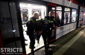 Man verzet zich tijdens aanhouding met HTM-controleurs Spui Den Haag
