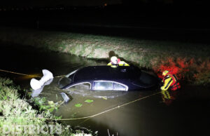 Bestuurder raakt te water met auto Westgaag Maasland