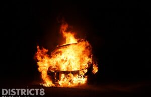 Personenauto brandt volledig uit op parkeerterrein Tweemolentjeskade Delft