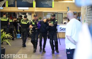 Politie maakt eind aan bezetting TU Delft faculteit Mekelweg Delft