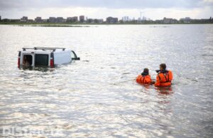 Bestuurder spoorloos na aantreffen van te water geraakte bestelbus Glazenmakerpad Zoetermeer