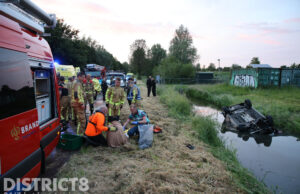 Auto op z’n kop in het water; inzittenden gered door omstanders Rijksstraatweg Delfgauw
