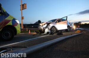 Automobilist knalt tegen lantaarnpaal Woudseweg Schipluiden