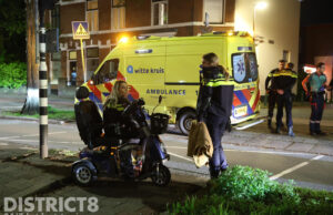 Vrouw komt lelijk ten val tijdens oversteken van tramrails Oude Haagweg Den Haag