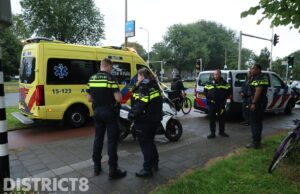 Scooterrijder schrikt van afslaande automobilist en komt ten val Melis Stokelaan Den Haag