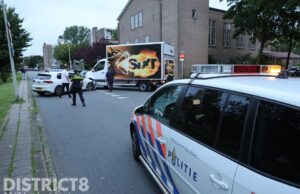 Afslaand busje ziet automobilist over het hoofd Maartensdijklaan Den Haag