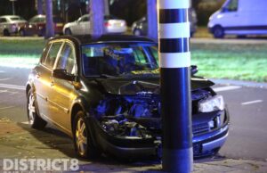 Automobilist botst op paal verkeerslichten Meppelweg Den Haag