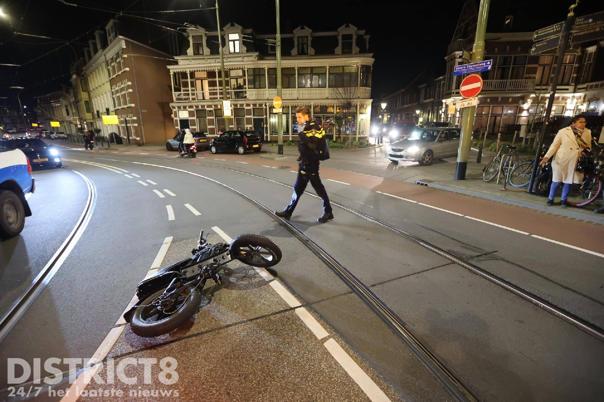 Schade na aanrijding tussen een fatbike en een personenauto Gevers Deynootweg Den Haag