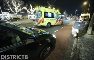 Bestuurder bezorgscooter gewond na botsing met auto Escamplaan Den Haag