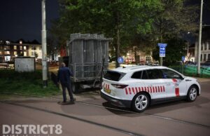 Tram beschadigd door foutief geparkeerde aanhanger Prins Hendrikplein Den Haag