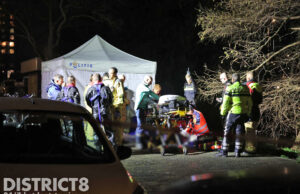 Brandweer redt levenloos persoon uit water Suezkade Den Haag